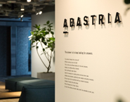 渋谷ヒカリエオフィスを拠点とし、国内外で約1400店舗展開しております。