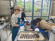 工房では沖縄の素材を味わうチョコレート製造をしています。一人一人の技術と経験が商品を生み出します