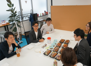 月に1度、自治体会議という名称で働く環境を始めとした四方山の話をするランチミーティングを開催しています。