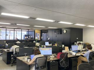 東京本社では開発、営業、オペレーション、管理部門が連携をとっています