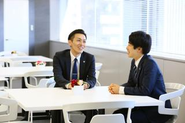 営業社員の9割が既婚者であり、子育ての悩みなども共有し合ったりしています。家庭の事情への理解もある職場なので、安心して業務に取り組むことができます。
