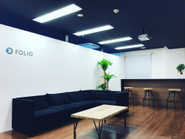 木材を基調とした開放感のあるミーティングスペース。