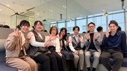 「言語」を「専門性」へ。学びを止めないプロフェッショナル・チーム。 バイリンガルサポートは、単なる通訳ではありません。在留資格の知識、各国の商習慣、そして高度な交渉術。私たちは「逆ドラフト制」で選んだ信頼できるメンターと共に、オーダーメイドの研修を通じて、日々専門性を磨き合っています。個の成長が、チームの、そして社会の力になると信じているからです。