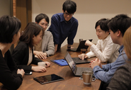 会議室ではミーティングのほか、社内勉強会や共有会を実施。ナレッジの共有は対面・オンライン両方で日々積極的に行なっています。