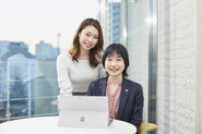 女性社員も大活躍です！全体の30%が女性社員、そして44%が女性マネージャーです。