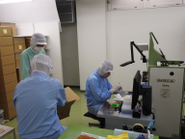 冷泉工場での1シーンです。3人体制で指導を受けながらお仕事をしていきます。