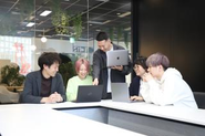 オフィスでのコミュニケーションは活発です。いつの間にか全員輪に入って議論している、なんてこともよくあります。