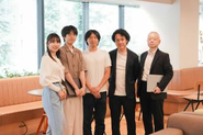 年齢や経験に関係のないフラットな環境で皆が熱意をもって仕事しています。わからないことはすぐに教える文化です。
