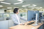 一人ひとりにデスクが設けられており、ディスプレイも2台用意しています。ストレスなく業務に集中できる環境を提供しています。