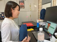 当社ではフルフレックス制度を導入しています。緊急事態宣言やまん延防止措置の発令中はテレワークを活用し、柔軟に働き方を調整しながら、働くことが可能です。自由度が高い反面、段取り力が必要になりますが、メンバー全員主体的に仕事にあたっています。