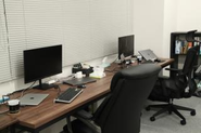 自社ではMacを支給して開発しています。