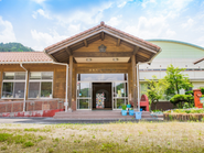 島根県雲南市の教育支援センター「おんせんキャンパス」で、学校に通うことに困難さを抱えている子どもたちが安心して過ごせる居場所づくりのため、安定的な運営をバックオフィスから支える事務スタッフを募集します。