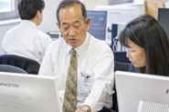 分からないことはお互いに教えあい、お互いが成長する。弊社では出世競争がありません。年齢の垣根を越えて互いに助け合いながら働ける環境です。