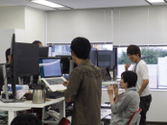 ≪昇降機能付きのデスク≫自分好みの高さで！立って仕事をする人も。腰の痛みを軽減できます。
