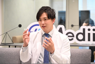 山田裕揮 / 和歌山県出身。自身が厚労省特定難病疾患を持つ患者であり、リウマチ膠原病専門医。地元に専門医が不在だったために自身が患者としても地域医療の課題を痛感。いくら研鑽を積んでも自分一人だけでは全国の患者さんを救えないと考え、仕組みから地域医療現場を変えることを志しMediiを創業。