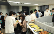 本社での懇親会の様子です！定期的に実施しており、お酒・ソフトドリンクやフードも自由に食べて好きなタイミングで帰って大丈夫なイベントです！
