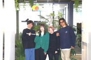 オフィスでのコミュニケーションは活発です。いつの間にか全員輪に入って議論している、なんてこともよくあります。