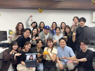 本部の様子です。和気藹々とした雰囲気で仕事をしています。チーム一丸となり、組織拡大を目指します。