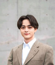 〇ピーク エイダン ゼファー  明治大学理工学部電気電子生命学科生命理工学専攻　/　株式会社ニューロジカ 代表取締役    2003生まれ。札幌出身。15歳でオンライン家庭教師サービスを創業後、ライバー事務所やプロモーション映像制作事業を手掛け、現在は脳波のビックデータ解析によるストレスや集中度リラックス度等の精神状態を分析事業を行うとともに、うつ病の診断技術の確立を目指す研究を行う。 また、今年50周年を迎える日本最大の学生ゴルフ連盟の会長を務め、学生のゴルフ支援も行う。