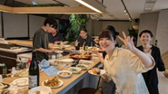 本社オフィスに併設された「アイランドバー」。 メンバー同士の交流や、仕事の合間のリフレッシュに活用されています！