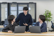 年齢の近い先輩も多く、分からないことがあっても気軽に聞ける環境です。チームワークが必要な仕事だからこそ、コミュニケーションを大事にしています。
