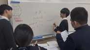 生徒同士で説明、解法をレクチャーしている様子