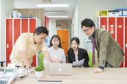 営業、総務、ライター、デザイナー。チームで仕事。