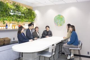 定時後には誰でもバーカウンターの利用OKなので仕事で関わりがない他部署間のコミュニケーションの場になっています