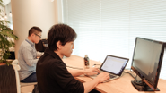 カフェのような雰囲気の中開発しています