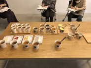 スープの社内試食会の様子。店舗では新商品が出る際に必ず試食しています。「世の中の体温を上げる」を成し遂げるために、スープ作りに魂を込めています。