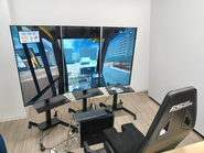 一人称視点からトリプルディスプレイでリアルな操作体験