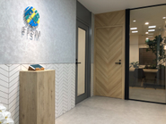 2020年1月にオフィスをリニューアル！ソファスペースやバーカウンターなど、チームでコミュニケ―ションを取る機会が増えました。