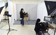 商品撮影は、自社のスタジオで実施。モデルのアサイン、セッティング、撮影、編集までメンバーが責任を持って手がけます。