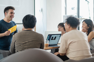 打ち合わせは、社内のソファやバーカウンターでなごやかに行われます。バーカウンターの向こう側には、冷えたソフトドリンクやビールなどがたっぷり用意されています。