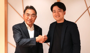 業務資本提携を締結した株式会社クイック 代表取締役会長兼グループCEO 和納勉氏(左)と株式会社LivCo代表取締役CEO佐々翔太郎(右)