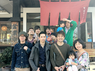 会社の10周年の際、社員と社員の家族と一緒に、皆で旅行に行ったときの写真です。