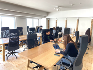 ウッド系を基調とした開放感のあるオフィスです。快適な椅子も用意しております。