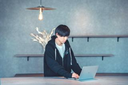 現在データサイエンスマーケターとして活躍中の社員は、全員が完全未経験入社。前職は化学品の研究職、システムエンジニア、会計士、コンサルタント、バイヤー、営業などさまざまです。