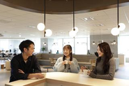和やかな雰囲気の中、社員が生き生きと仕事をしています