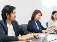 年次関係なくフラットに議論を交わし合う風土があります。