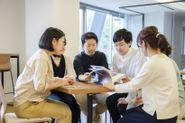 定期的に勉強会や共有ミーティングを行なっています。