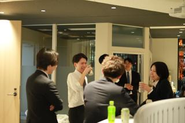 「久しぶり！」と社内で顔を合わせたエンジニアたち。若手も活躍中です！