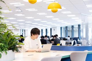 「エンジニアのために」を理念に掲げる当社は、プロジェクト報酬の80％を還元する仕組みづくりなど、エンジニアが日本一満足できる企業を目指しています。