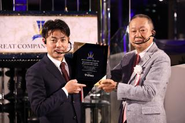 2015年には社長に就任し、さらに改革を加速。2016年には総務省のテレワーク先駆者100選企業に選ばれるなど全国的に認知されはじめ、2018年に「株式会社ワークスマイルラボ」へと社名変更を行いました。（左：代表取締役　石井聖博）
