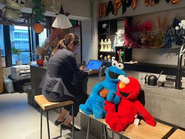 気分に合わせてお仕事する場所を変えられます♪こちらの写真はバーカウンターでオンライン面談中の写真です！