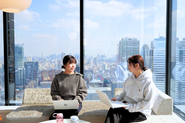 20代・30代のメンバーが中心となり、職種の枠を超えてフラットに意見を出し合える環境です。クリエイティブのアイデアや表現の工夫が、自社メディアやIPの成長という目に見える成果へダイレクトに反映されるため、高いモチベーションを持って制作に向き合える風通しの良さがあります。