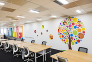 多様な専門性が輝くよう、オフィスもカラフルに