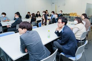 定期的な社内交流会の様子。自他ともに成長を実感できる貴重な交流の場です。