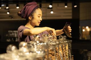 世界各地の文化が交わる遥か東の果ての市場「FAR EAST BAZAAR」。ここではただモノを売るのではなく、異文化体験価値をお客様に届けています。私たちは『型×バイブス育成道場』を通じて、日々接客や技術を磨いています。「型」で再現性あるサービスを確立し、「バイブス」で一人ひとりの熱や感性を生かす。その両立によって心に残る体験が生まれ、世界基準の体験価値を目指しています。