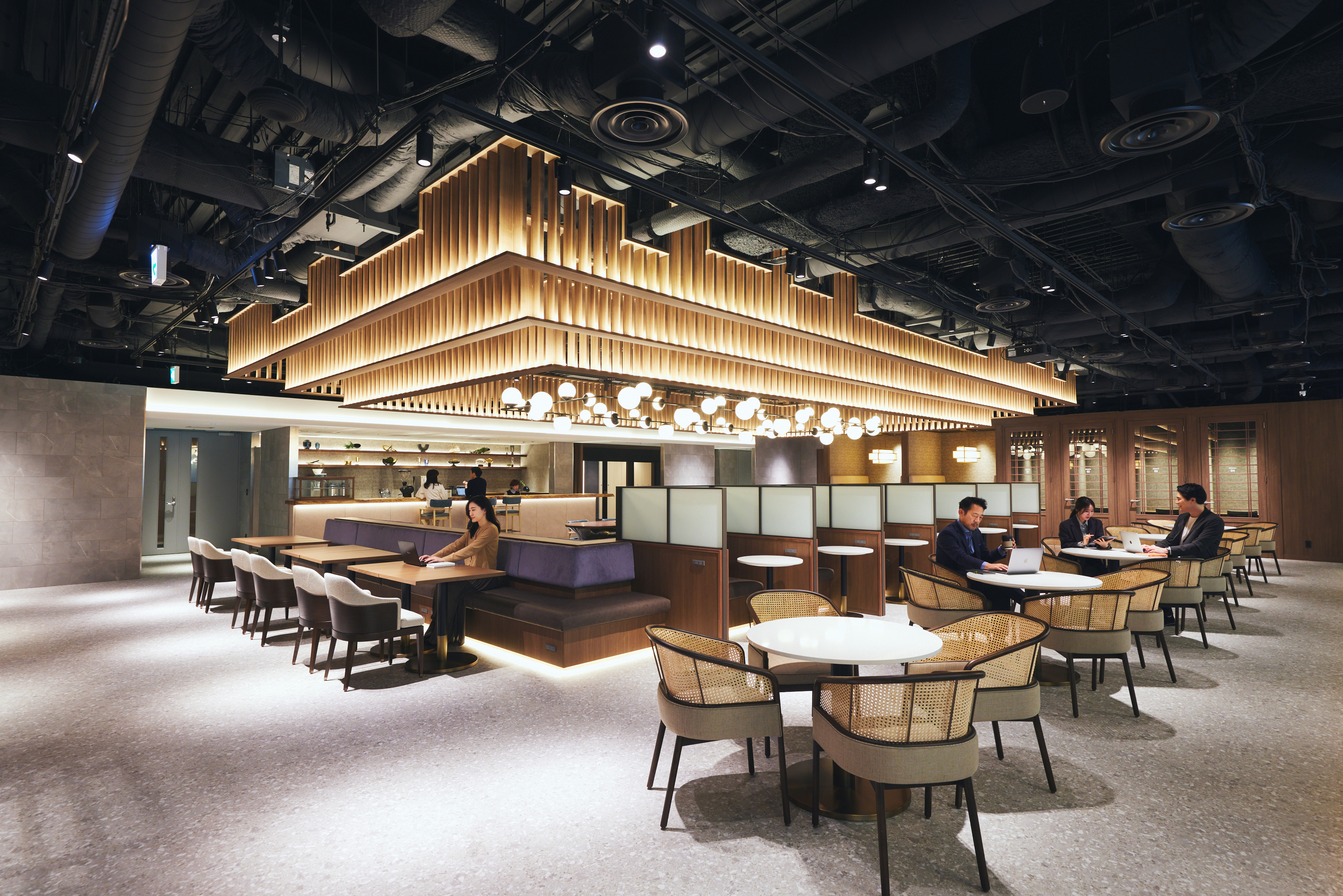 大手町駅直結の最新オフィスビルに、本社を移転しました！！